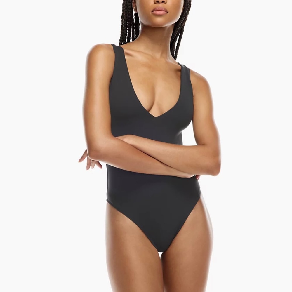 Aritzia babaton contour v-neck bodysuit